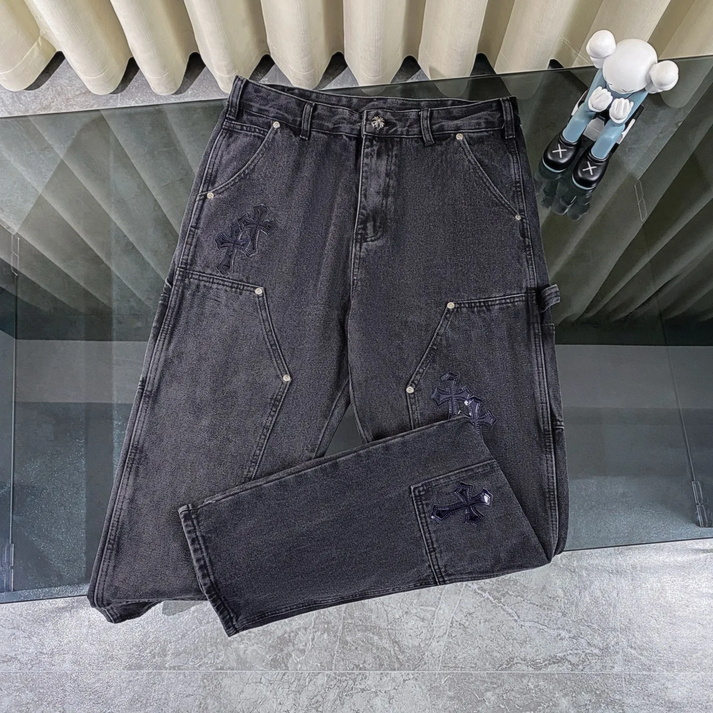 P270 CH Chromehearts limited edition work jeans denim logging pants, cabinet price 34W level, patchwork cross pattern embellishment, washed jeans! ! An absolutely high-end luxury product, a 1.9W-level god-level single product, a super popular product, made by top heavy industry, a magic weapon that cannot be missed! [About Zangyin] This is an extremely luxurious fashion brand that can also be called the aristocracy of the high street. It has always been an exclusive brand for some hipsters or rich second generations. Compared with ordinary high streets, it is more luxurious and noble. Compared with luxury brands, it is more fashionable and individual. It has always been a brand that I have a special liking for. [Top heavy industry fashion design] Consistently high-street luxury style. Speaking of this style, the Zangyin family and GU family are definitely the leading representative brands. Especially the Zangyin family has really achieved a state-of-the-art effect in creating high-street style. The unique washed material is used to create this style. The color system is already quite eye-catching. After it is decorated with patchwork cross flowers, it cleverly highlights the charm of the brand. Secondly, this style uses classic The high-waist cutting design highlights the long legs and fashionable temperament of the upper body. The brand is highly recognizable and the slim fit configuration is more suitable for daily wear. It is a product that interprets personality, fashion, and specifications at a glance. This single product is enough to make any fan excited. It can be a white T-shirt for a youthful college style, or a tight suspender for a royal style. It has strong matching ability and can be easily controlled by men.  [Materials and craftsmanship] Needless to say, this point goes without saying. As an excellent craftsman brand, Zangyin’s requirements for details and craftsmanship are really perfect. The washed color of this model has gone through so many processes, not to mention the embellishment of denim appliques. It is also purely hand-made and sewn. Just like what they believe in, only hand-made things have soul and have the meaning of wear. A top-notch heavy-duty fashionable denim item, I look forward to your perfect interpretation! !  Color: black gray Size: 28-34
